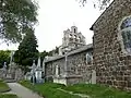 L'église et l'ancien cimetière.