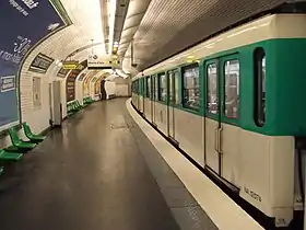 Un MF 67 à quai en direction de Mairie d'Issy.
