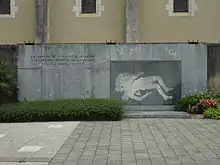 Une grande plaque noire, verticale, avec les noms des morts des guerres du XXIe&nbsp;siècle.
