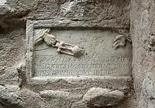 Dalle funéraire en marbre (1225) à l'Église Saint-Jean