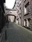 Granite du Hinglé, en taille éclatée, utilisé pour la reconstruction.