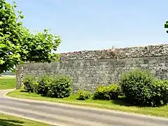 Mur d'enceinte.