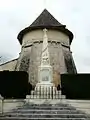 Le monument aux morts et le chevet de l'église.