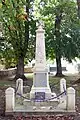 Le monument aux morts dans le square devant l'église (août&nbsp;2011).