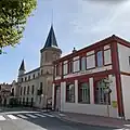 Avec l'ancienne école devenue médiathèque.
