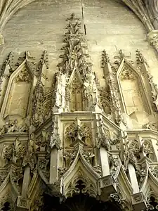 Parties supérieures du baldaquin sculpté.