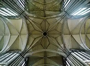 Voûte du grand transept, en forme de fleur, soutenue par quatre énormes piliers
