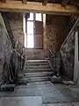 L'escalier monumental et sa fenêtre à guillotine de 6m de haut