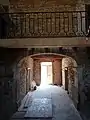 Vue de l'entrée du manoir depuis l'escalier monumental
