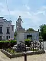 Le monument aux morts, face à l'église (juin&nbsp;2009)