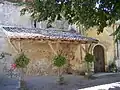Porte latérale et porche de l'église Saint-Vivien (août&nbsp;2010)