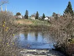 Embouchure de la rivière Pierre-Paul, rivière Batiscan, flèches des clochers de l’église catholique, village, champ cultivé, cimetière Curé Adélard-Lamy, du pont P01548 à poutres en béton armé (1950), route 352
