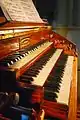 Console de l'orgue Merklin de la collégiale Saint-Anatoile de Salins-les-Bains.