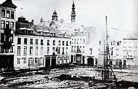 Début de la construction, l'obélisque est déjà présent.