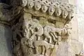 L'un des chapiteaux (orné, dans sa partie supérieure, de tête juxtaposées).