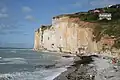 Falaises nord de la plage de Saint-Pierre-en-Port.