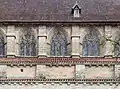 Vue extérieure des fenêtres de l'église.