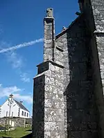 Le pinacle nord à gauche du portail