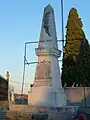 Le monument aux morts devant l'église (fév.&nbsp;2010)