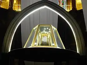 Sainte Coiffe de Cahors, telle qu'exposée lors de l'ostension le 27 avril 2019La coiffe est contenue dans l'une des trois pièces du reliquaire de 1899, recouvert par un blindage en verre, et exposée sur une stèle métallique permettant aux pèlerins de vénérer la relique en passant dessous.