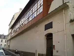 Vue extérieure de la salle, no&nbsp;1 rue du Jeu de paume à Versailles.
