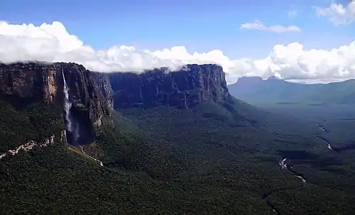 Tepuis et cascade dans les hauts plateaux de Guayana. Le Salto Angel, cascade ininterrompue la plus haute du monde (979&nbsp;m de chute, bolivar.