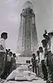 Des Salvadoriens observent la statue effondrée après le séisme de 1986&nbsp;(en)