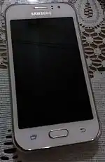 Un téléphone éteint de couleur blanc