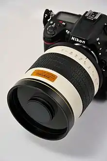 Objectif catadrioptique Samyang 8/800&nbsp;mm monté sur un boîtier Nikon.