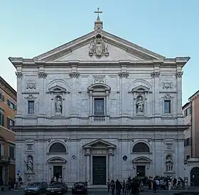 Façade de marbre blanc d'une église.