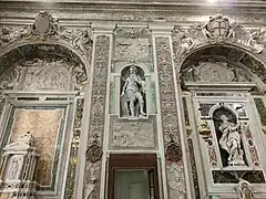 Particolare delle statue e delle decorazioni, col simbolo genovese