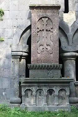 Khatchkar dressé sur piédestal, XIIIe siècle, gavit, monastère de Sanahin,.