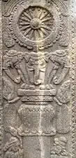 Pilier avec éléphants et Dharmachakra.