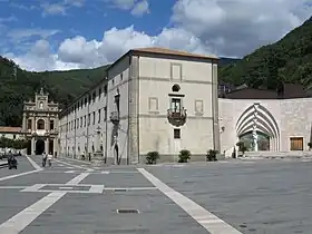 Vue du sanctuaire : à gauche la basilique ancienne, à droite la basilique nouvelle, au milieu le couvent.