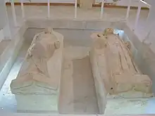 Sarcophages du prêtre et de la prêtresse de la nécropole des Rabs de Carthage exposés au musée national de Carthage (IVe&nbsp;– IIIe&nbsp;siècles&nbsp;av. J.-C.).