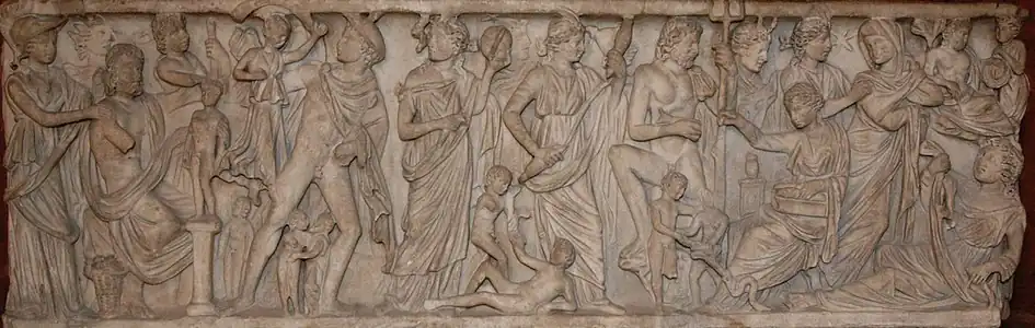Création de l'homme par Prométhée. Parmi les personnages, on peut reconnaître deux Moires (probablement Lachésis et Clotho), Poséidon et son trident, Artémis au croissant de lune et probablement Atropos. Sarcophage romain, v. 240 apr. J.-C..