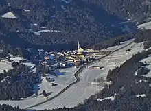 Le village de Sardières sous la neige, vu des hauteurs.