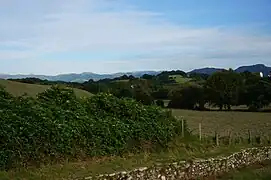 Vue d’un paysage de moyenne montagne.