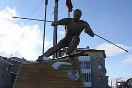 Le monument aux skieurs.