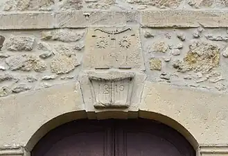 Clé de voûte du portail datée de 1910.