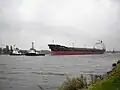Remorquage d’un cargo par deux remorqueurs.