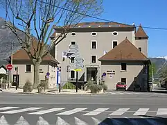 Façade, côté ouest et ses deux pavillons.