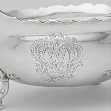 Blason gravé sur une saucière du XVIIIe&nbsp;siècle.