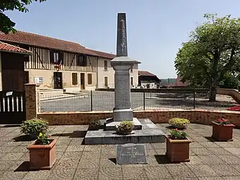 Le monument aux morts.