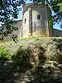 Le chevet vu de la vallée de la Bassanne en contrebas (juil.&nbsp;2009)