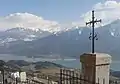 Vue sur Savines, le lac et les montagnes.