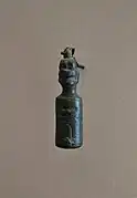 Sceau-cylindre en bronze, surmonté de la tête du démon Pazuzu. -VIIe siècle Musée du Louvre.
