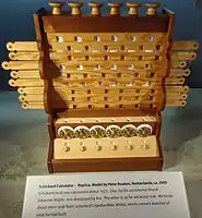 Calculatrice mécanique de Wilhelm Schickard exposé au musée.