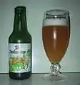 Bouteille et verre de Schutzenberger Bio.
