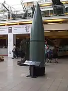 Obus allemand de 800&nbsp;mm (6,79&nbsp;m de long, conservé par l'Imperial War Museum de Londres).